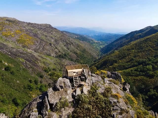 Miradouro de madeira na Serra da Cabreira, sobre vales montanhosos