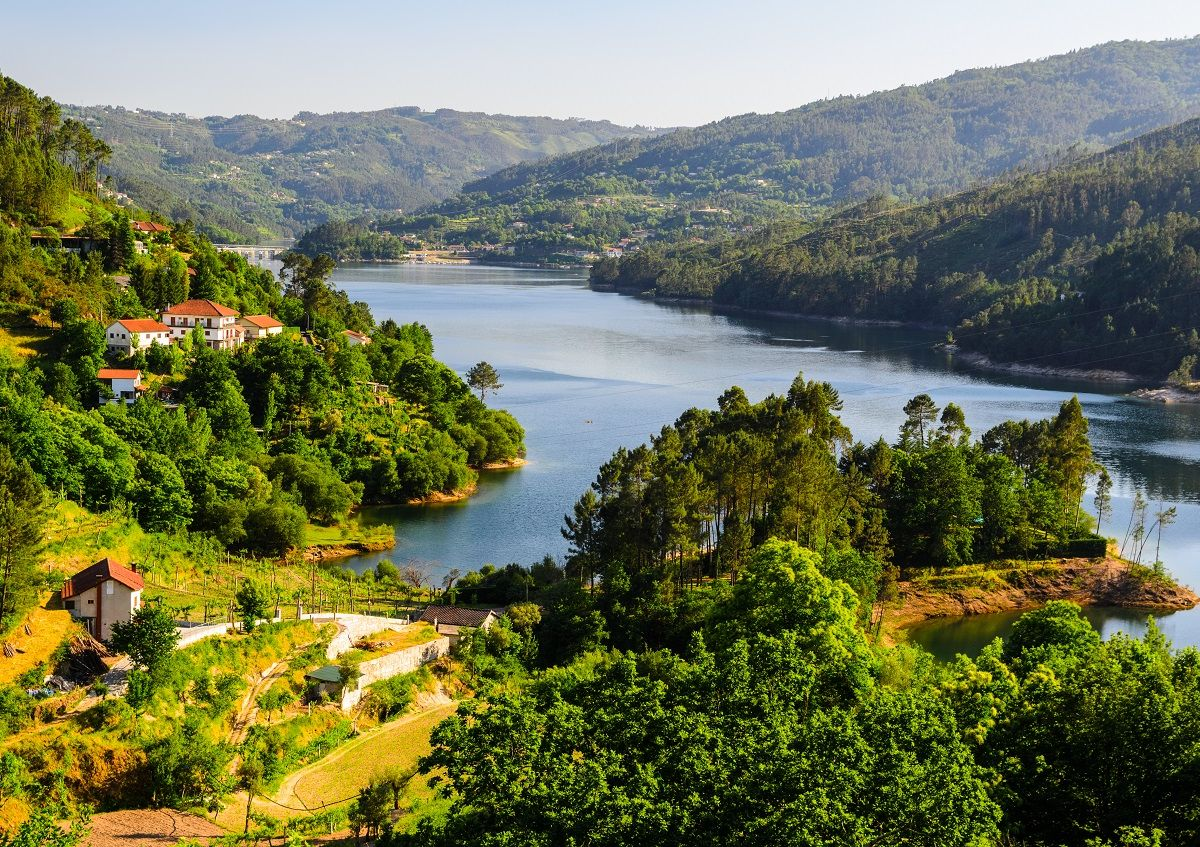 Paisagem do Peneda-Gerês com rio, aldeias e montanhas verdes