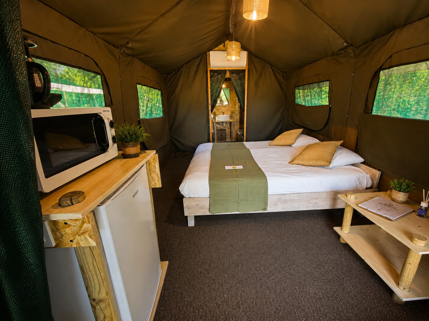Interior de uma tenda safari com cama king-size