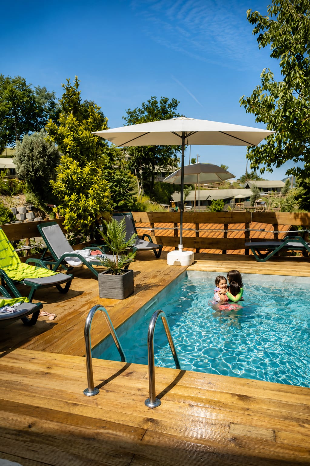 Deck da piscina do Safari Glamping em Vieira do Minho