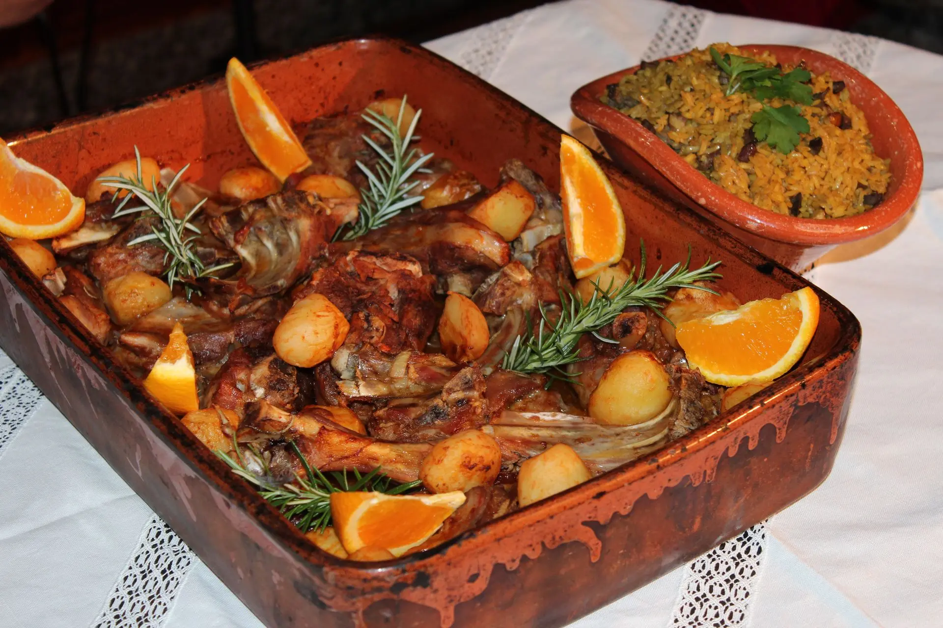 Prato tradicional transmontano com carne assada, batatinhas e arroz