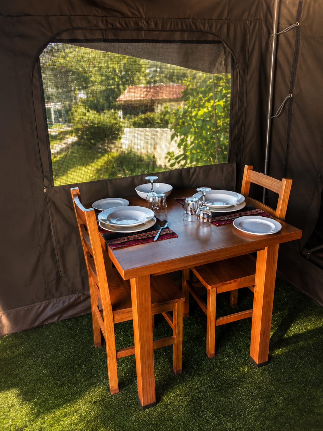Mesa de jantar dentro da tenda